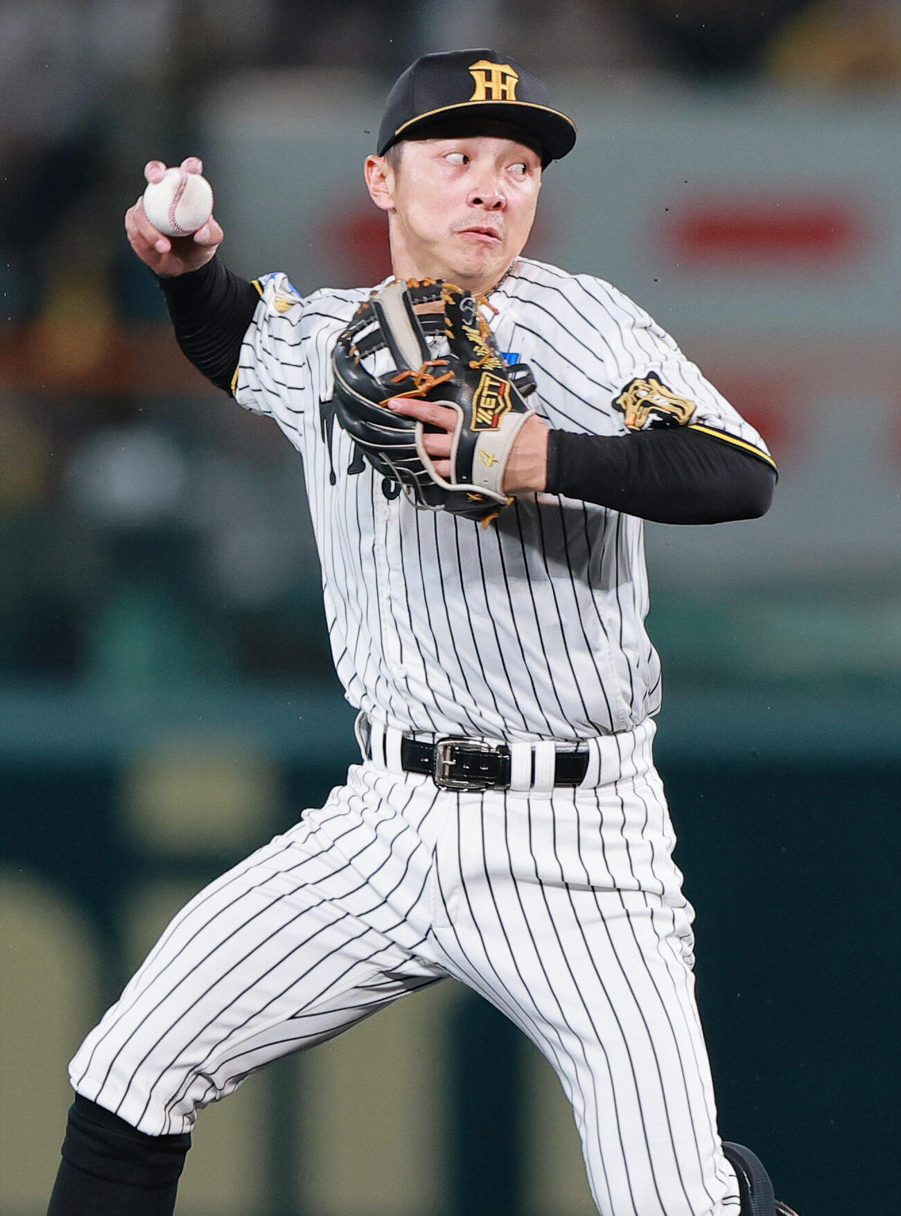 阪神対日本ハム　7回表日本ハム1死、熊谷敬宥は水野達稀の遊ゴロを好捕し一塁へ送球する上山淳一（撮影・上山淳一）