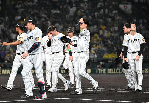 阪神対日本ハム　日本ハムに負け肩を落とす阪神ナイン（撮影・石井愛子）