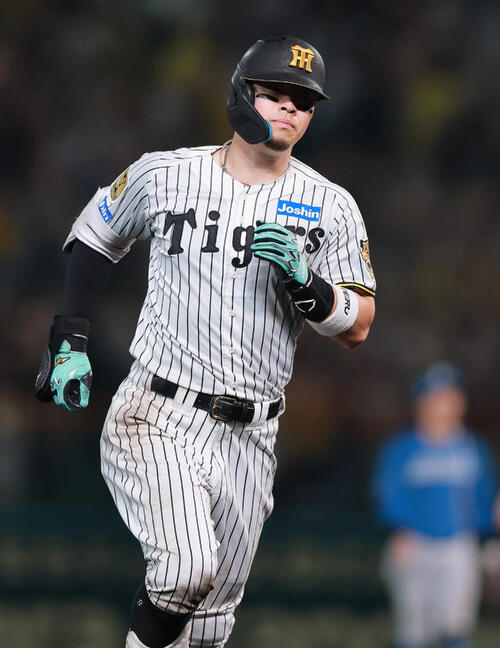 阪神対日本ハム　9回裏阪神1死、佐藤輝明はソロ本塁打を放ちダイヤモンドを1周する（撮影・上山淳一）