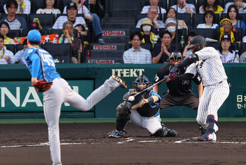阪神対日本ハム　1回裏阪神2死一、二塁、大山悠輔は先制適時打を放つ（撮影・上田博志）