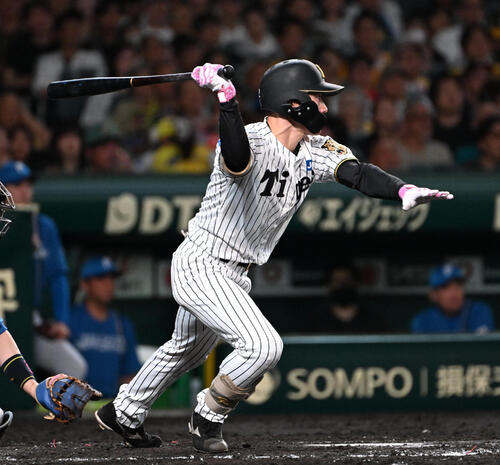 阪神対日本ハム　5回裏阪神2死　福島圭音は中安打を放つ（撮影・石井愛子）