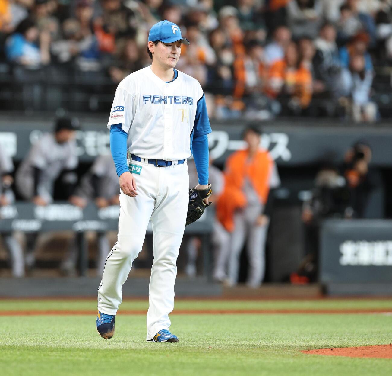 日本ハム対巨人　3回表、失点し渋い表情の有原航平（撮影・黒川智章）