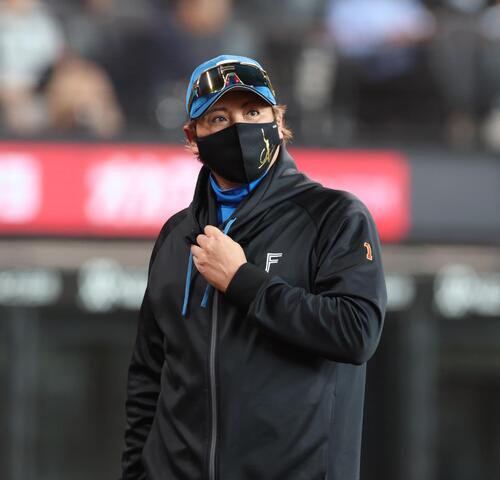 日本ハム対巨人 選手交代を告げる新庄剛志監督(撮影・黒川智章)