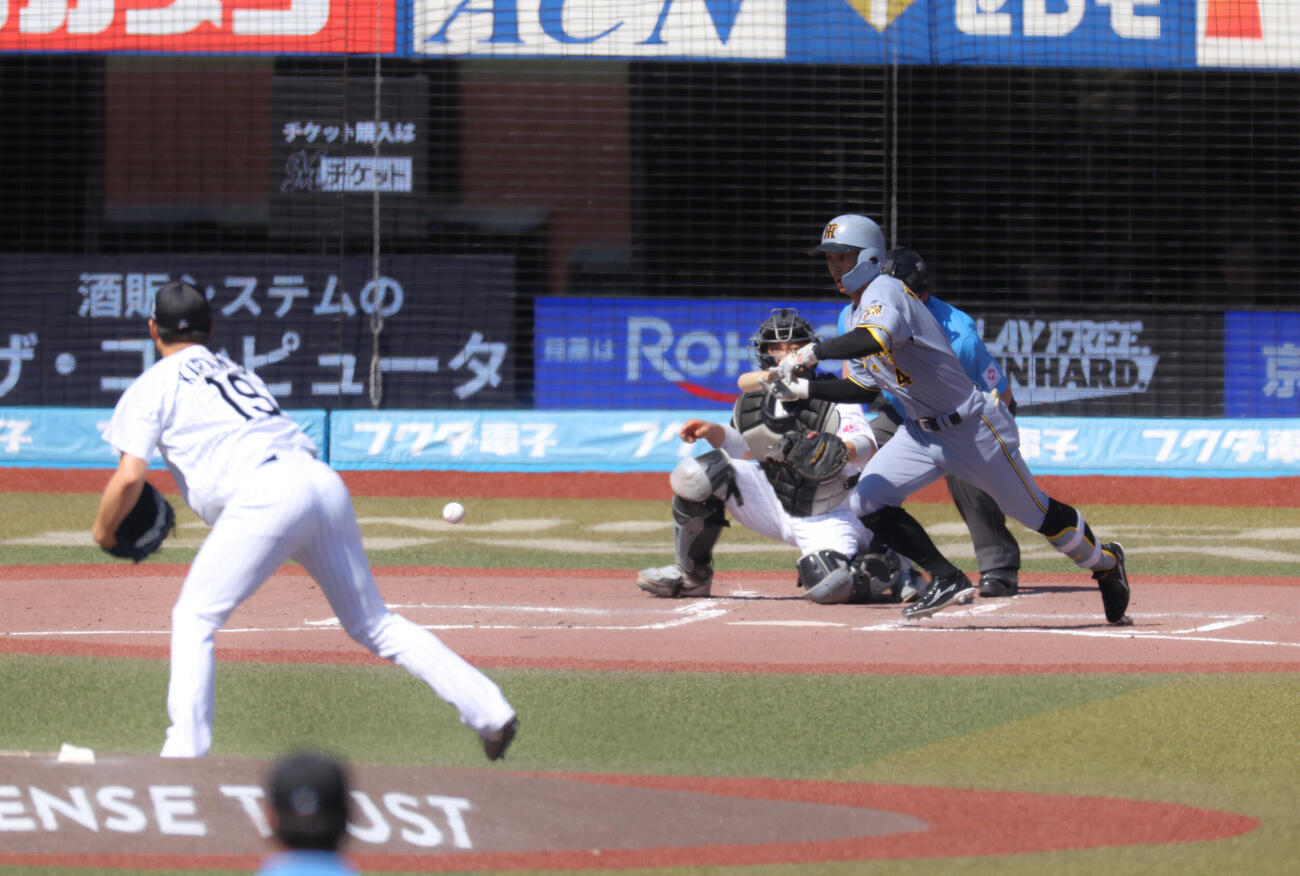 ロッテ対阪神　3回表阪神1死、内野安打を放つ熊谷敬宥。投手唐川侑己（撮影・河田真司）