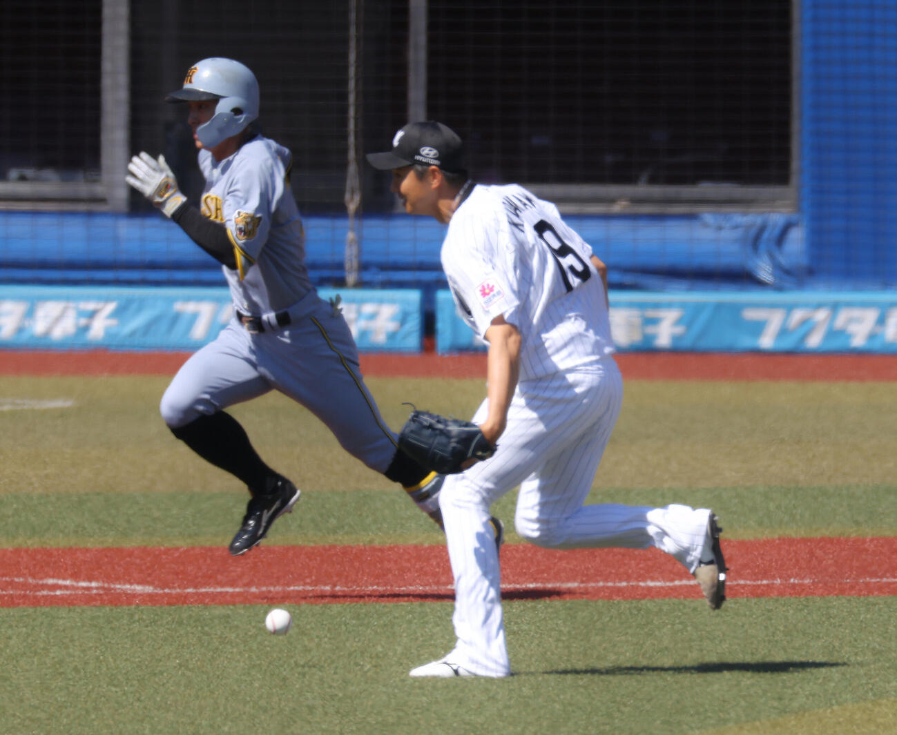 ロッテ対阪神　3回表阪神1死、内野安打を放つ熊谷敬宥。投手唐川侑己（撮影・河田真司）
