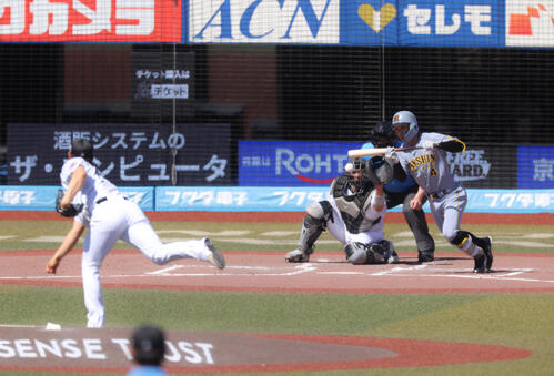 ロッテ対阪神　3回表阪神1死、内野安打を放つ熊谷敬宥。投手唐川侑己（撮影・河田真司）