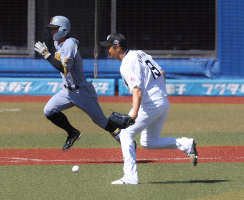 ロッテ対阪神　3回表阪神1死、内野安打を放つ熊谷敬宥。投手唐川侑己（撮影・河田真司）