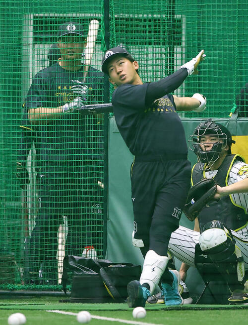 阪神対西武　打撃練習をする立石正広。左は森下翔太（撮影・上田博志）