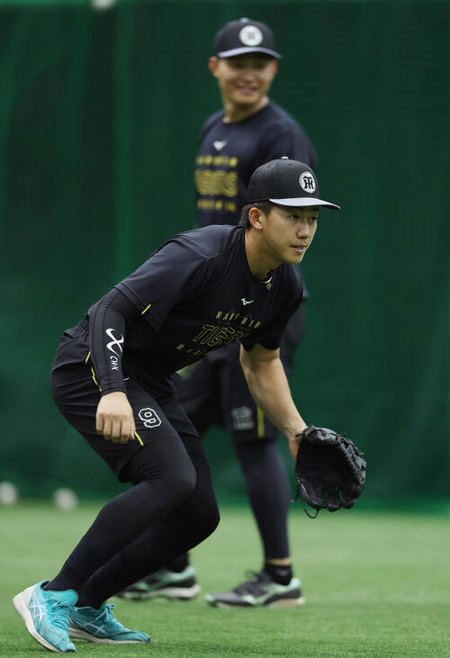 ノックを受ける阪神立石正広（撮影・前田充）