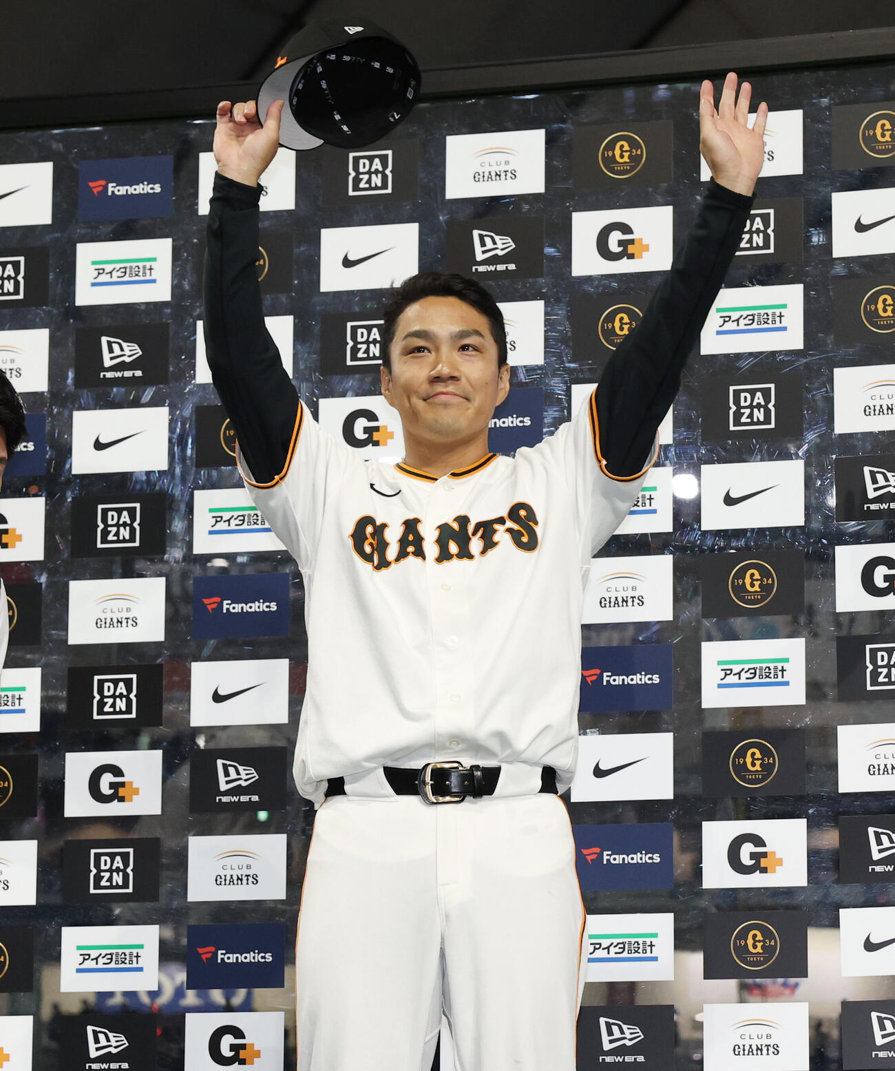 巨人対オリックス　ヒーローインタビューに登場し手を振る則本昂大（撮影・増田悦実）