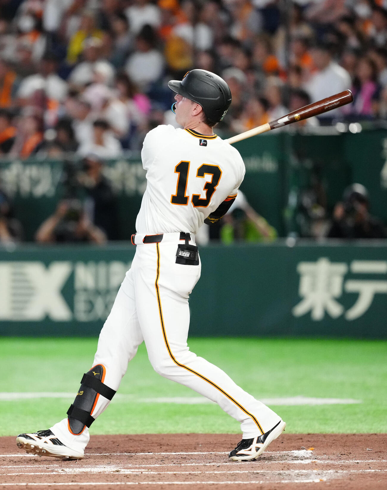 巨人対オリックス　2回裏巨人1死一塁、2点本塁打を放つトレイ・キャベッジ（撮影・江口和貴）