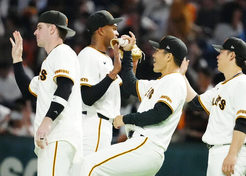 巨人対オリックス　試合後、巨人ライデル・マルティネス（中央左）からウイニングボールを受け取る則本昂大（撮影・江口和貴）