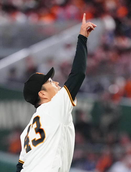 巨人対オリックス　6回表オリックス無死、捕邪飛となった渡部遼人の打球の行方を指さす則本昂大（撮影・江口和貴）