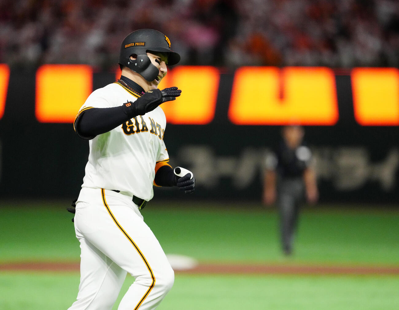 交流戦　巨人対オリックス　8回裏巨人1死満塁、満塁本塁打を放ち、ダイヤモンドを1周する代打丸佳浩（撮影・江口和貴）