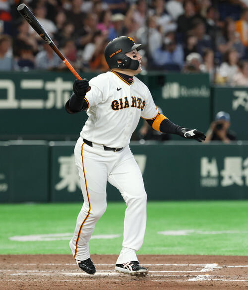 巨人対オリックス　8回裏巨人1死満塁、逆転満塁本塁打を放つ丸佳浩（撮影・増田悦実）