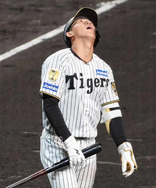 阪神対西武　7回裏阪神2死、立石正広は三振に倒れ天を仰ぐ（撮影・西尾就之）