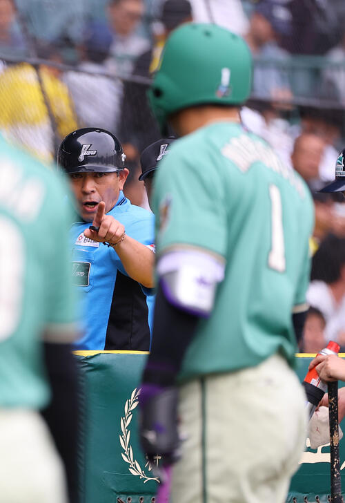 阪神対楽天　5回裏阪神2死一塁、暴言をした森下翔太（右）に退場を宣告する真鍋球審（撮影・上田博志）