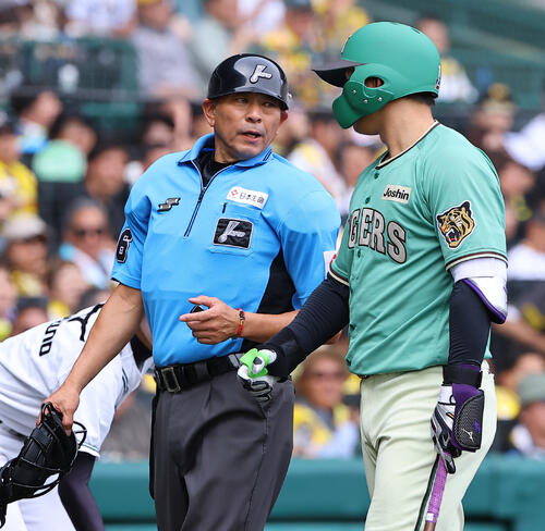 阪神対楽天　5回裏阪神2死一塁、三振に倒れた森下翔太（右）は真鍋球審と話しながらベンチに引き揚げる（撮影・上田博志）