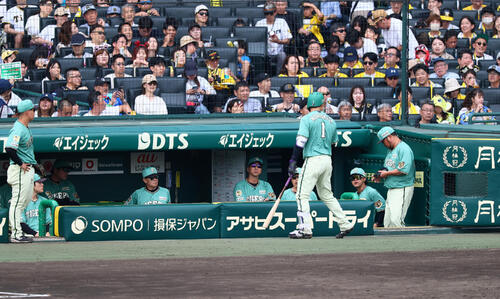 阪神対楽天　5回裏阪神2死一塁、三振に.倒れた森下翔太はベンチ前で審判に対する暴言を吐いたとして退場となる（撮影・加藤哉）＝2026年6月6日　　