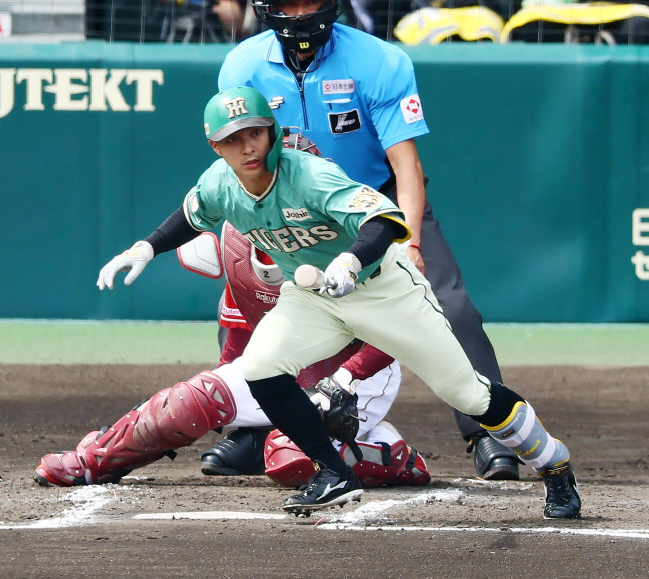 阪神対楽天　2回裏阪神2死一塁、熊谷敬宥は左前打を放つ（撮影・加藤哉）　