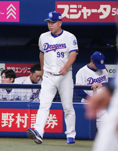 プロ野球交流戦中日対西武　2回表終了、中日先発の涌井秀章（左）は岡林勇希とタッチを交わしベンチへ戻る（撮影・森本幸一）