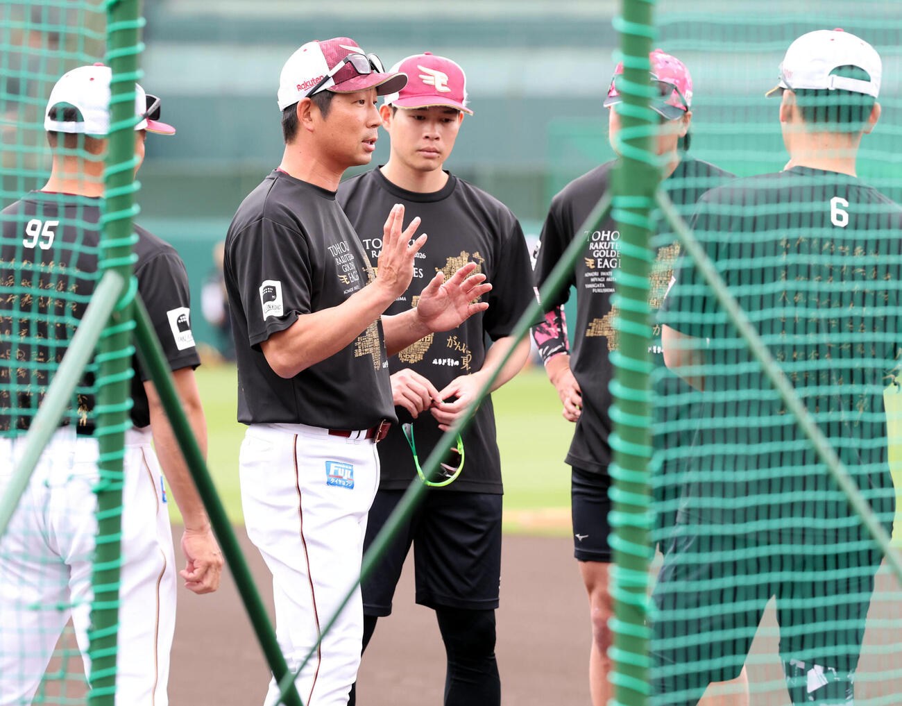 楽天対巨人　野手陣に話をする楽天塩川達也監督代行（撮影・浅見桂子）