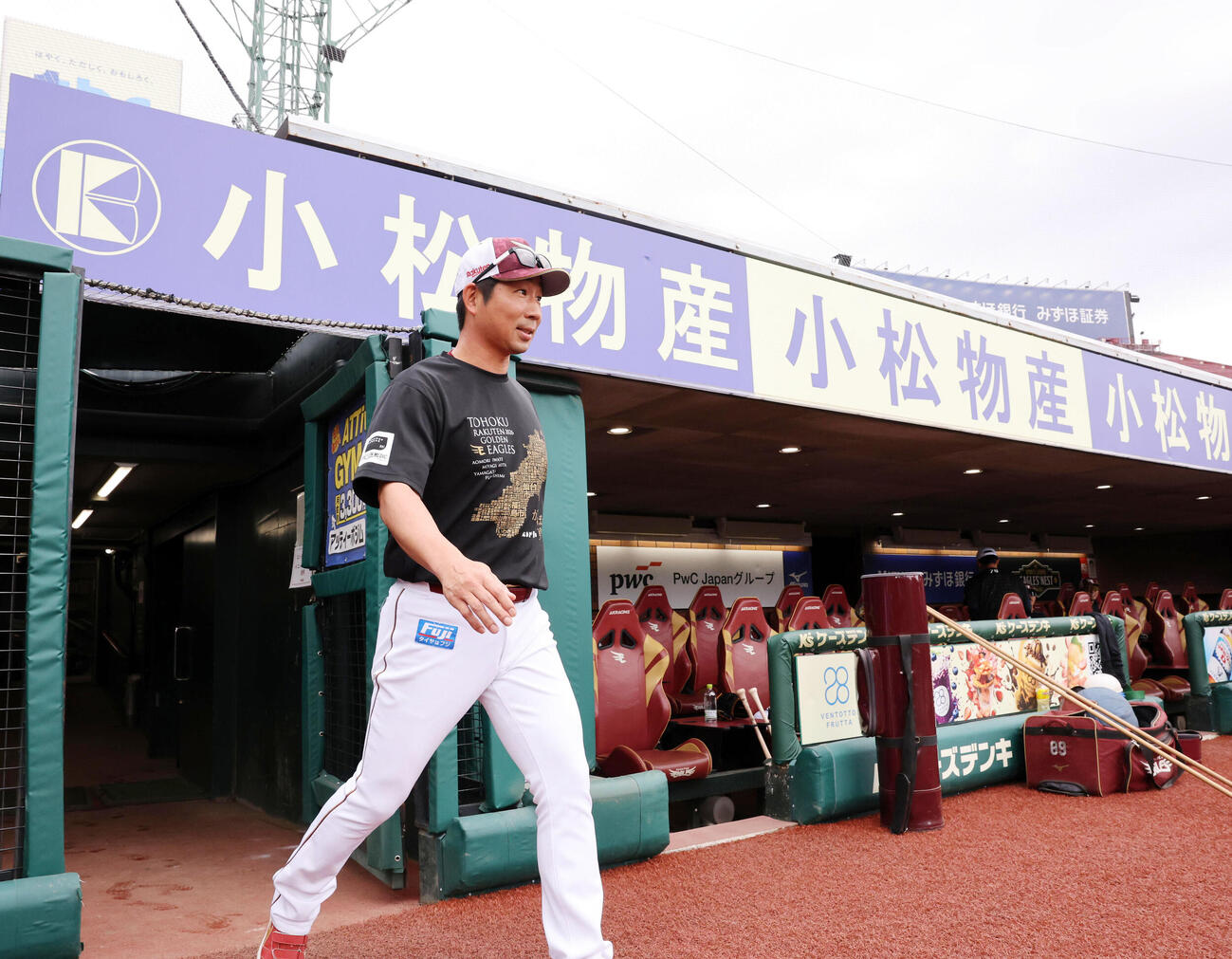 楽天対巨人　グラウンドに出る楽天塩川達也監督代行（撮影・浅見桂子）