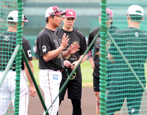 楽天対巨人　野手陣に話をする楽天塩川達也監督代行（撮影・浅見桂子）