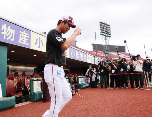 楽天対巨人　グラウンドに出る楽天塩川達也監督代行（撮影・浅見桂子）