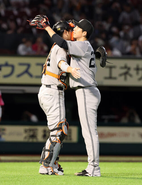 楽天対巨人　完封勝利で3勝目を挙げた巨人戸郷翔征（右）は大城卓三と抱擁する（撮影・浅見桂子）
