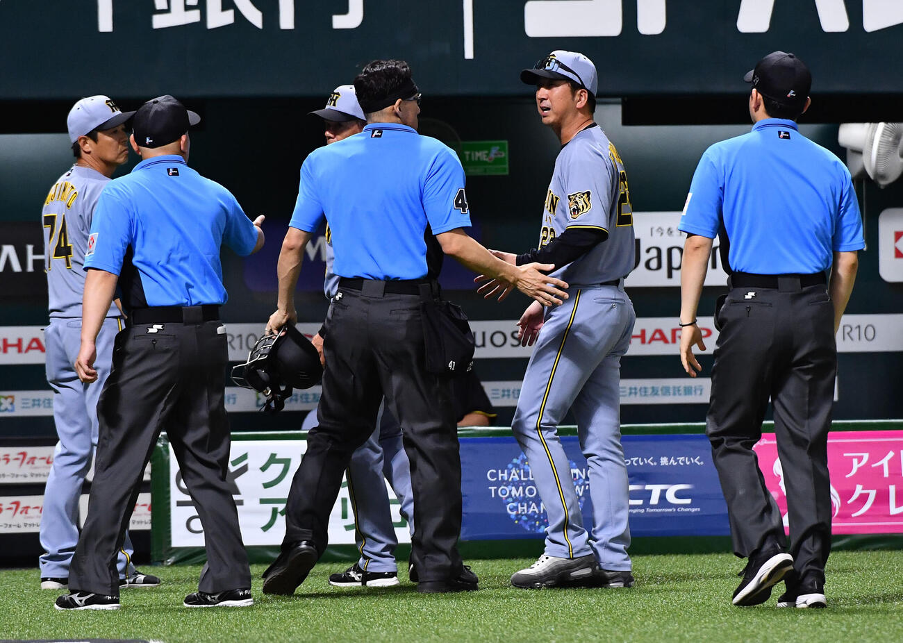 ソフトバンク対阪神　7回表阪神1死一塁、熊谷敬宥の盗塁失敗のリクエストが覆らず、判定に抗議を行ったため退場となる藤川球児監督（右から2人目）（撮影・岩下翔太）