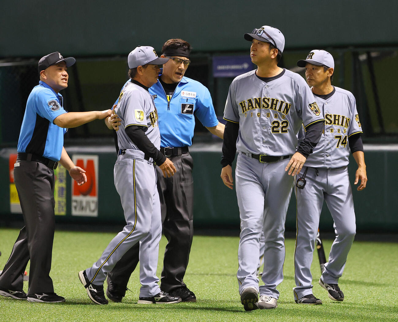 ソフトバンク対阪神　7回表阪神2死、藤川球児監督（右から2人目）はリクエスト判定の抗議を行い退場となる（撮影・上田博志）