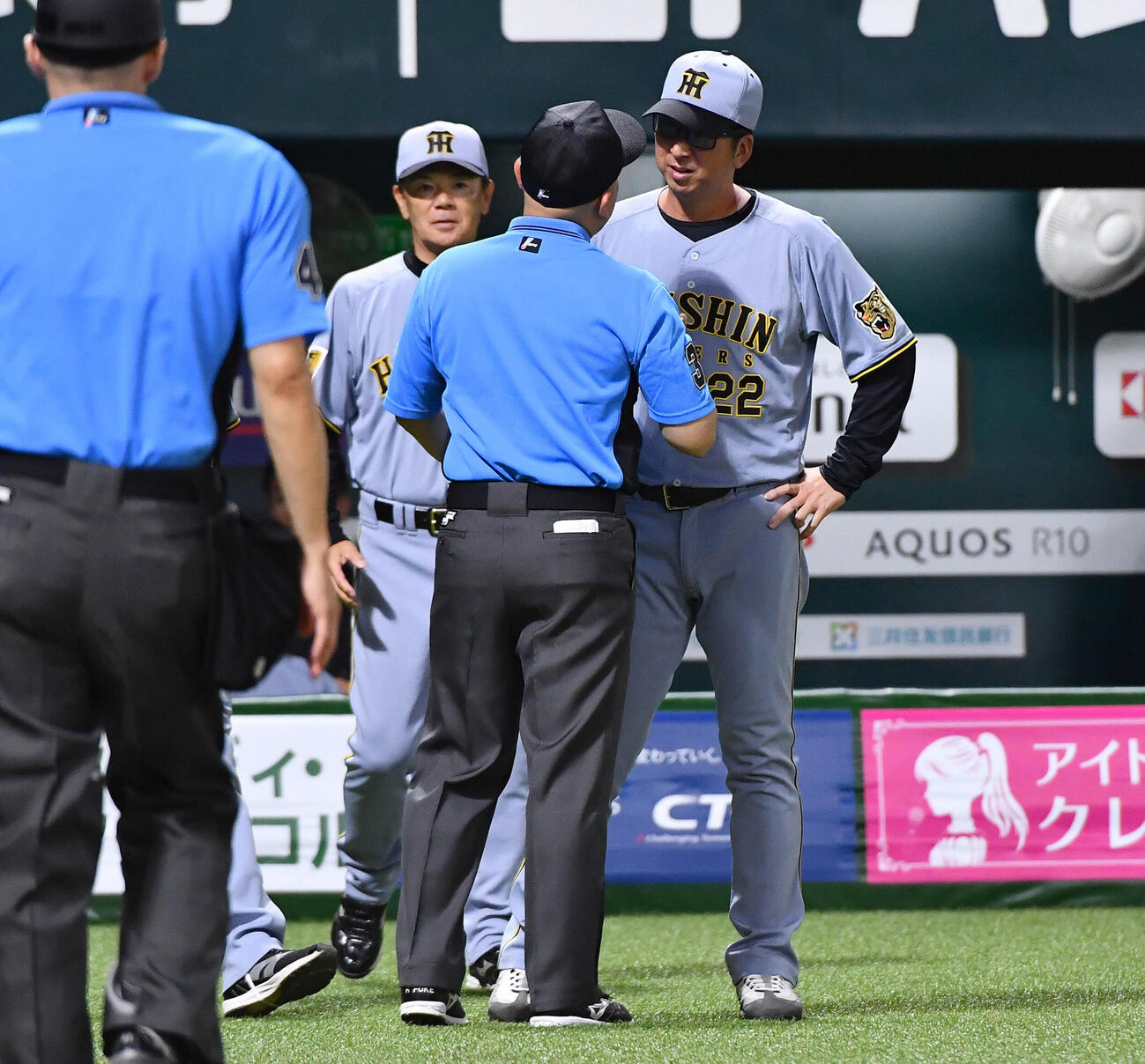 ソフトバンク対阪神　7回表阪神1死一塁、熊谷敬宥の盗塁失敗のリクエストが覆らず、判定に抗議を行う藤川球児監督（撮影・岩下翔太）