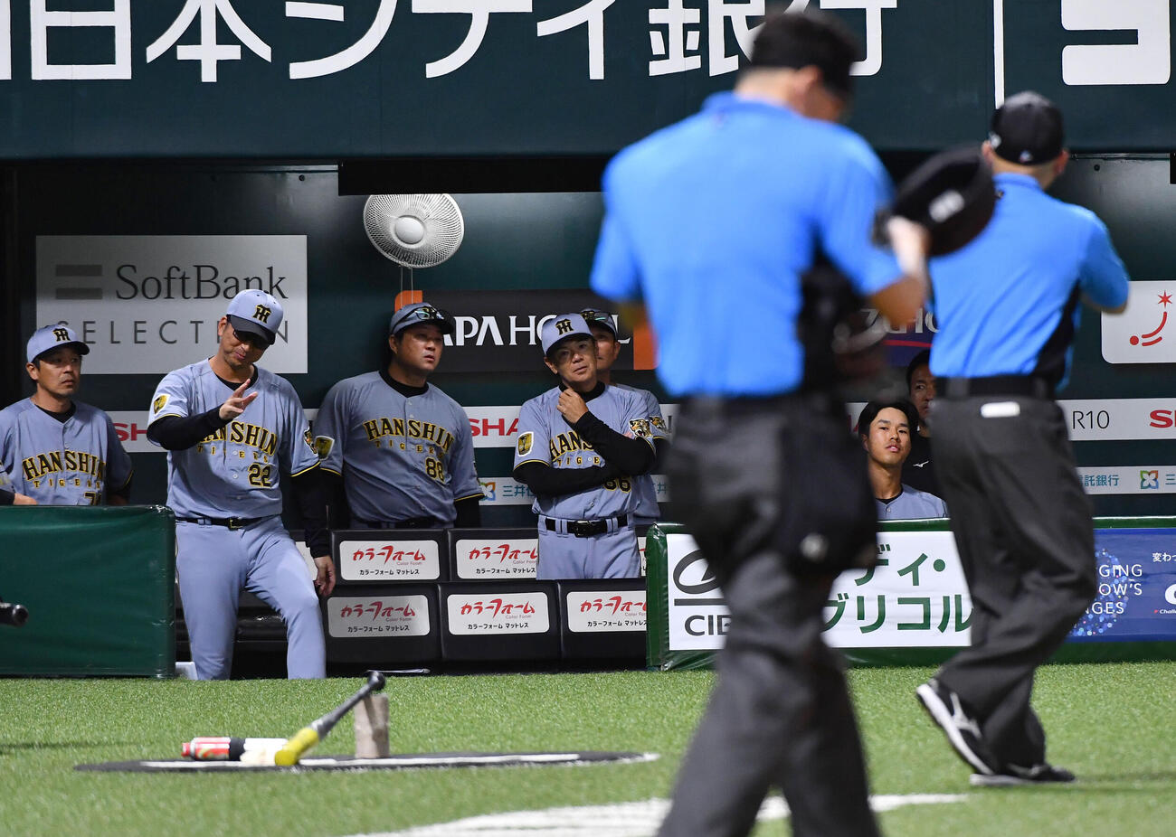 ソフトバンク対阪神　7回表阪神1死一塁、熊谷敬宥の盗塁失敗にリクエストするも判定は覆らず、ベンチを出る藤川球児監督（左から2人目）（撮影・岩下翔太）