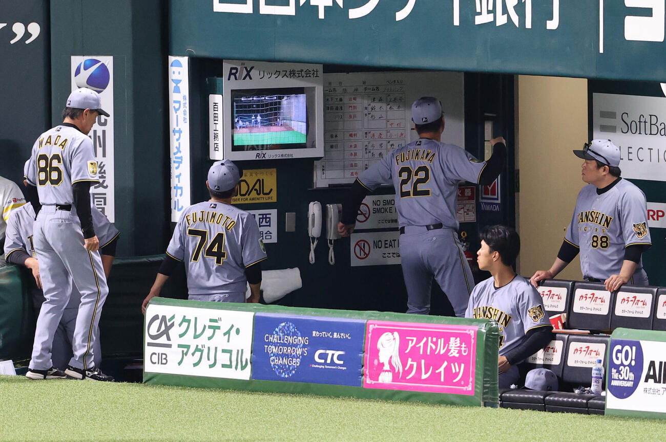 ソフトバンク対阪神　7回のリプレイ検証後、審判に異議申し立てをした藤川球児監督は退場となり、ホワイトボードを殴打してベンチ裏に消える（撮影・梅根麻紀）