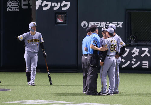 ソフトバンク対阪神　7回表阪神1死一塁、打者立石正広のとき一塁走者の熊谷敬宥は二盗を試みるがアウトの判定、リプレイ検証後もアウトとなったが納得できない藤川球児監督は審判に異議を表し退場となる（撮影・梅根麻紀）