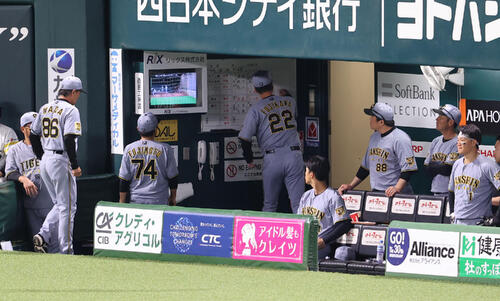 ソフトバンク対阪神　7回のリプレイ検証後、審判に異議申し立てをした藤川球児監督は退場となり、ホワイトボードを殴打してベンチ裏に引き上げる（撮影・梅根麻紀）