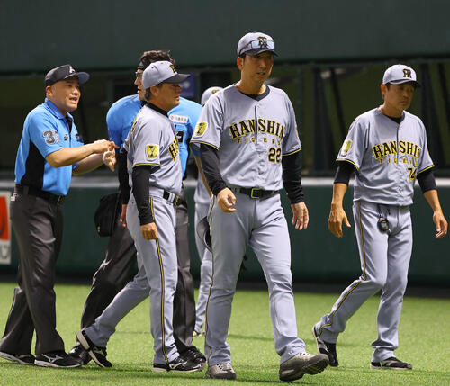 ソフトバンク対阪神　7回表阪神2死、藤川球児監督（右から2人目）はリクエスト判定の抗議を行い退場となる（撮影・上田博志）