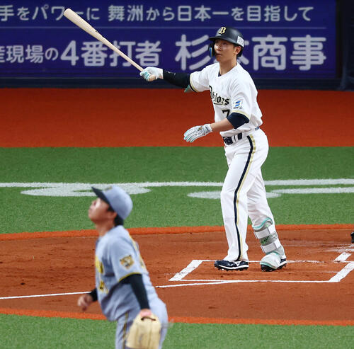 オリックス対阪神 1回裏オリックス1死、右越えソロ本塁打を放つ西川龍馬。投手村上頌樹(撮影・加藤哉)