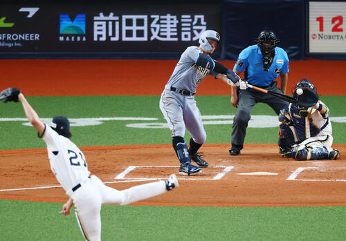 オリックス対阪神 7回表阪神2死、三振に倒れる佐藤輝明。投手山崎颯一郎(撮影・加藤哉)
