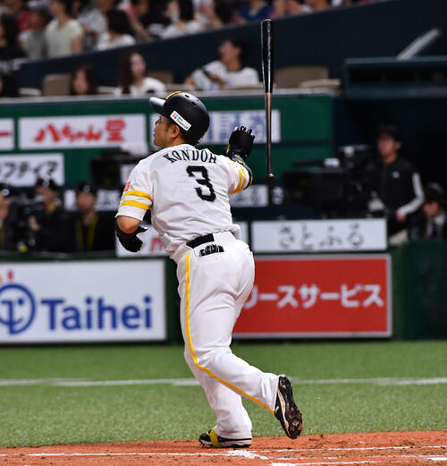 ソフトバンク対ヤクルト　3回裏ソフトバンク2死二塁、近藤健介は逆転の右越え2点本塁打を放つ（撮影・岩下翔太）