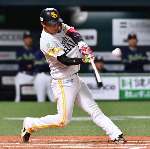 ソフトバンク対ヤクルト　6回裏ソフトバンク1死二、三塁、今宮健太は中犠飛を放つ（撮影・岩下翔太）
