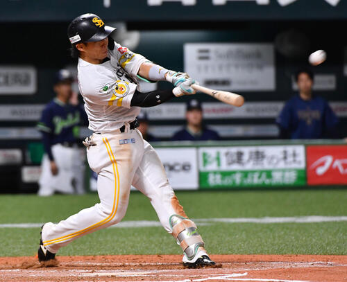 ソフトバンク対ヤクルト　7回裏ソフトバンク1死一塁、野村勇は左越えに2打席連続の2点本塁打を放つ（撮影・岩下翔太）