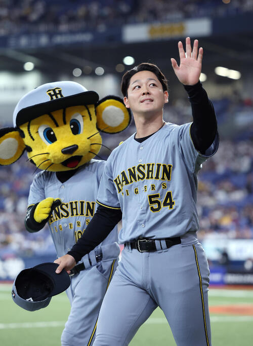オリックス対阪神　ヒーローインタビューを終え、ファンの声援に応える阪神木下里都（撮影・前田充）