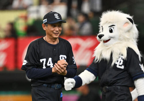 西武対巨人　試合に勝利し笑顔の西武西口文也監督（撮影・滝沢徹郎）