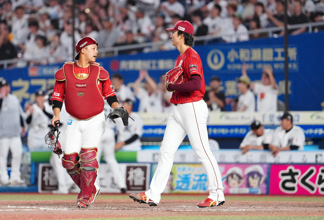 ロッテ対楽天　3回裏ロッテ2死一、二塁、ネフタリ・ソトに2点適時二塁打を浴び、浮かない表情の荘司康誠。左は堀内謙伍（撮影・鈴木みどり）
