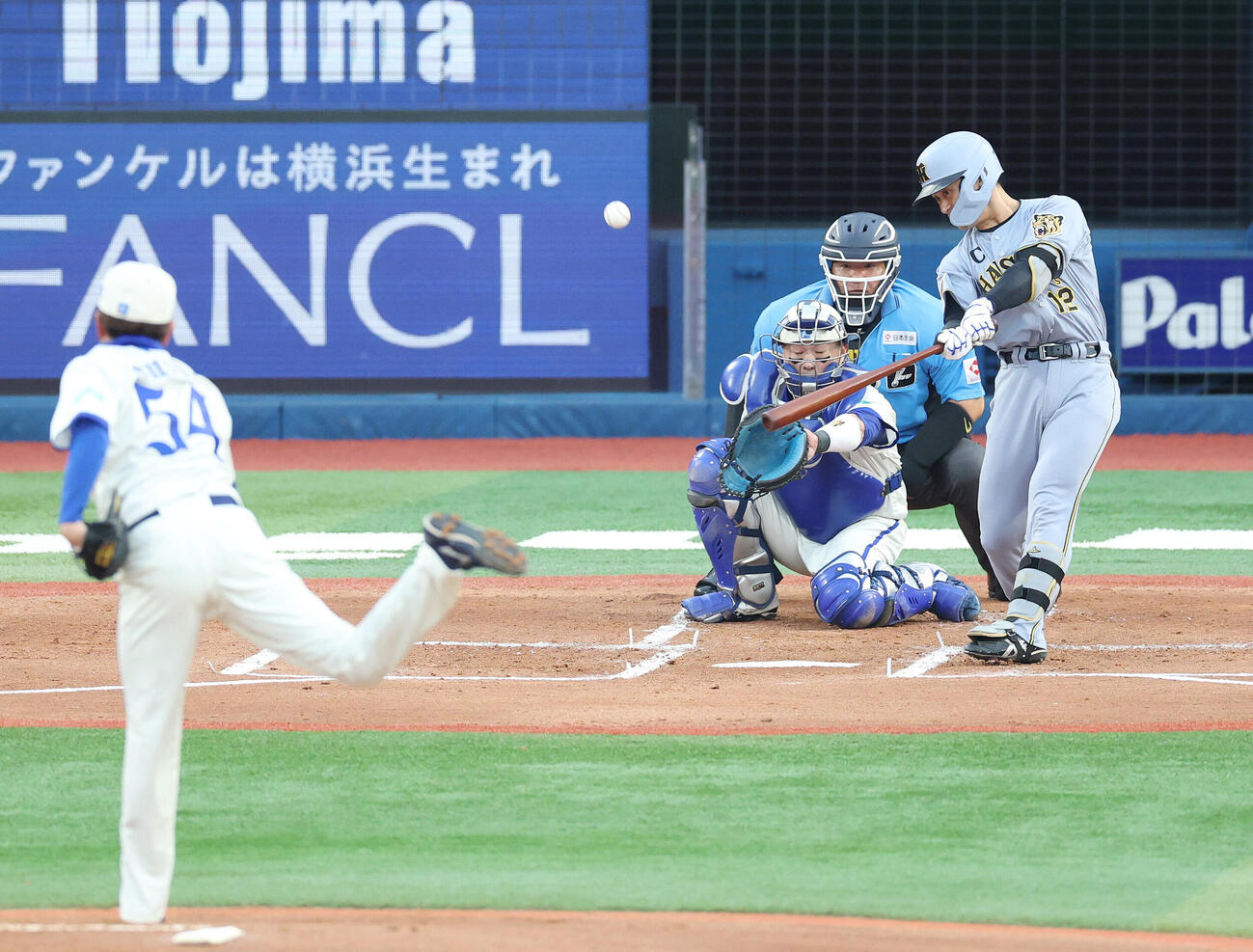 DeNA対阪神　1回表阪神2死二塁、2点本塁打を放つ坂本誠志郎。投手石田裕太郎（撮影・宮地輝）