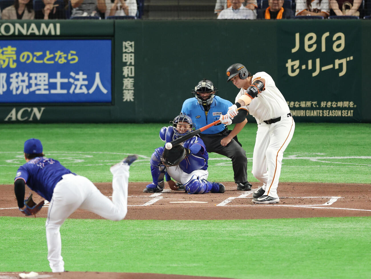 巨人対中日　1回裏巨人2死二塁、適時打を放つボビー・ダルベック。投手は柳裕也（撮影・増田悦実）