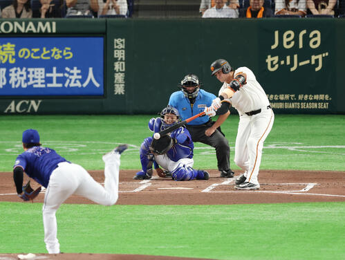 巨人対中日 1回裏巨人2死二塁、適時打を放つボビー・ダルベック。投手は柳裕也(撮影・増田悦実)