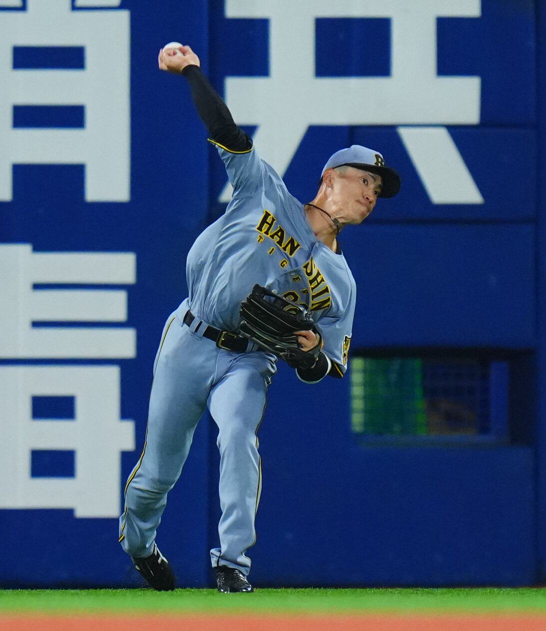 DeNA対阪神　7回裏DeNA無死、度会隆輝の左前打を二塁へ悪送球する福島圭音（撮影・垰建太）
